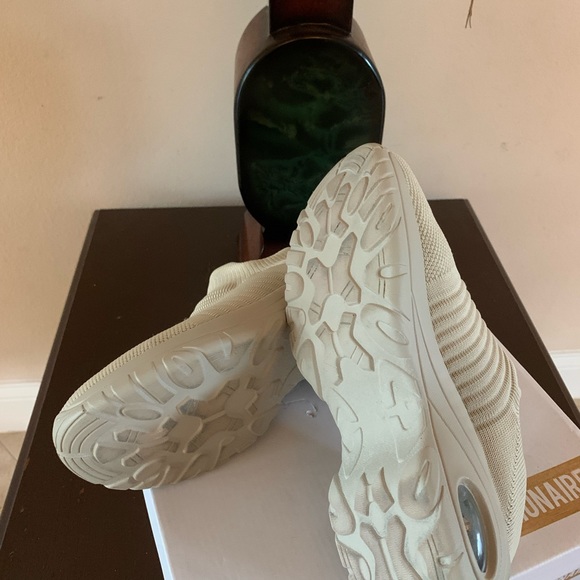 “Cushionaire” , shoes, size 8M - Picture 5 of 7